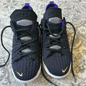 Lebron Nikes size 5.5 youth